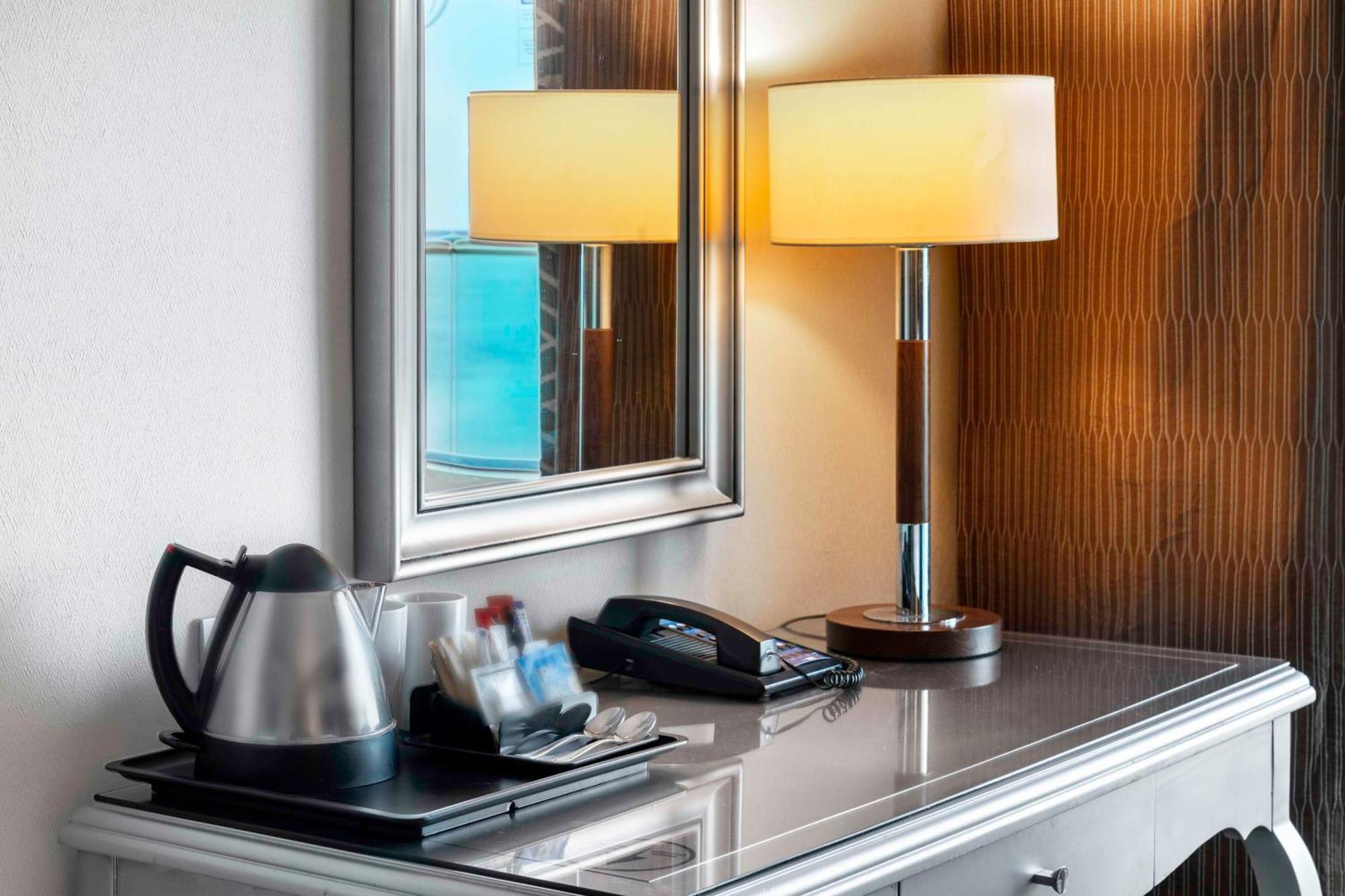 Hilton Alexandria Corniche Hotel Exterior photo A kettle in a hotel room