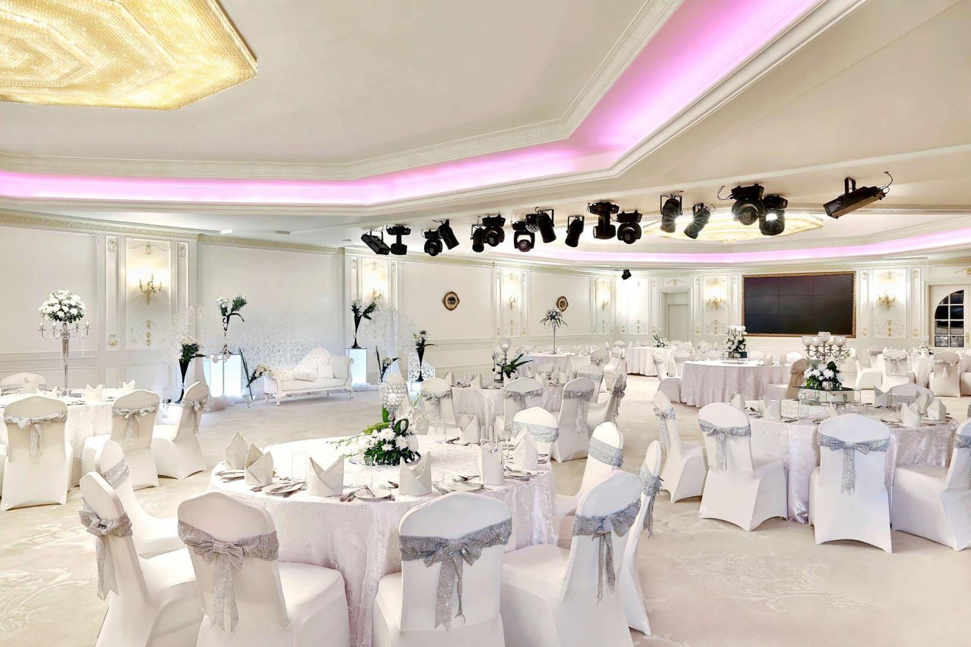 Hilton Alexandria Corniche Hotel Exterior photo A wedding reception
