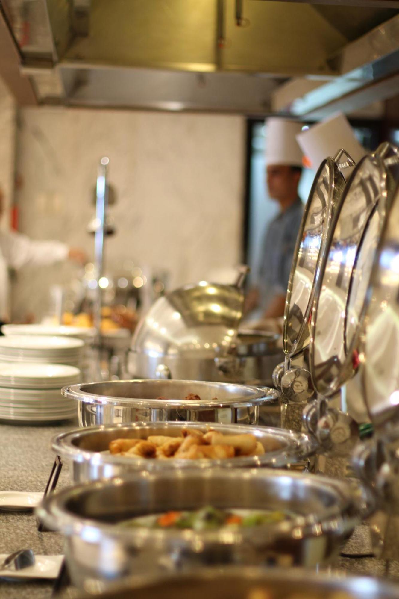 Hilton Alexandria Corniche Hotel Exterior photo A chafing dish